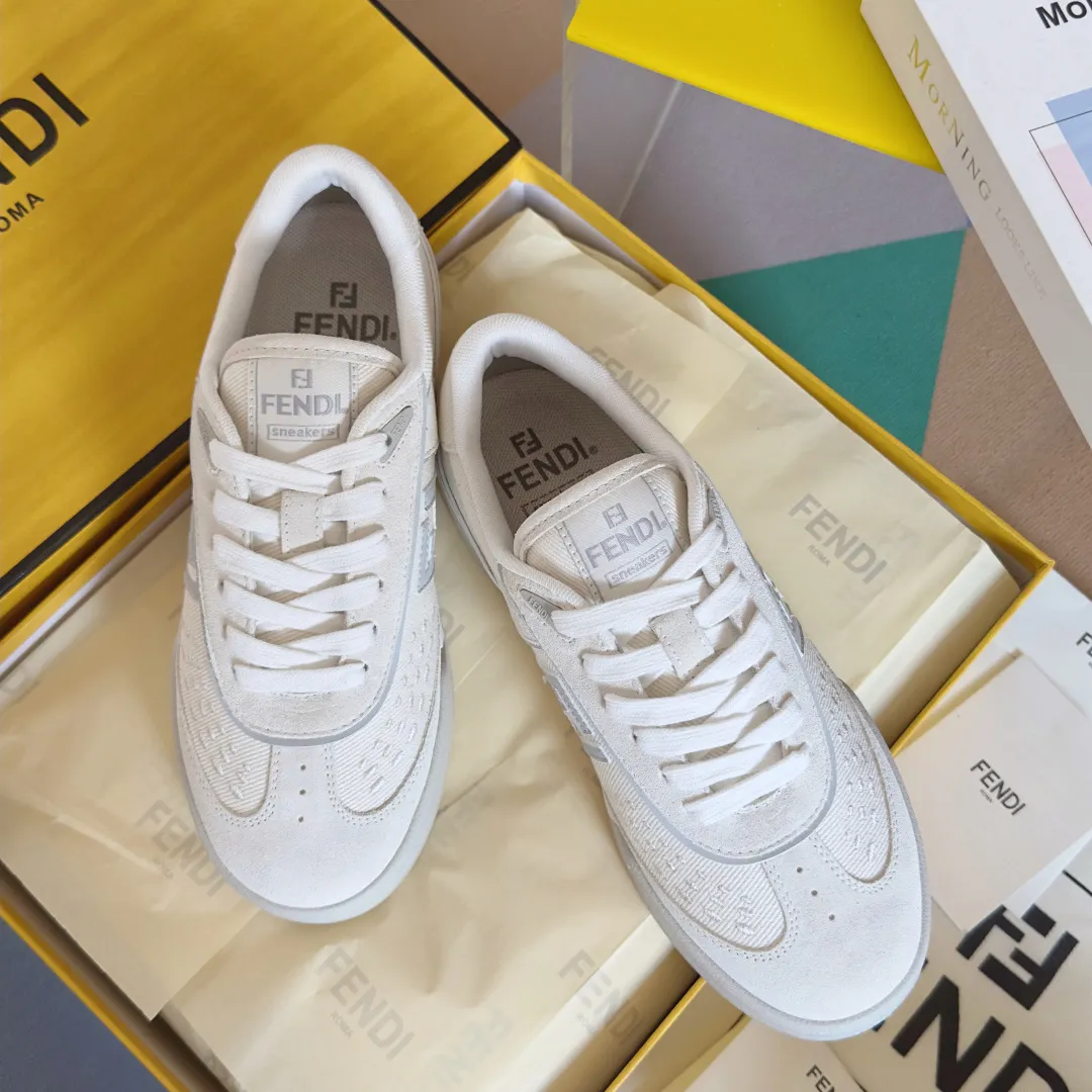 [FENDI] Top P: 720💰 Couple model ▪️ Size: Women's model 35-41 / Men's model 39-45 Top version: Fendi Fendi match series Couple model, film, casual sports shoes, sneakers, original purchase, development and production of these FENDI Match lace-up sports shoes. Small perforations accent the upper. Made of white leather with beige suede details. Matcha green leather FF applique. Rubber sole with FENDI lettering on the side. Comes with exquisite packaging at the counter🛍📦 ▪️ Fabric: Original custom imported first-layer cowhide ▪️ Lining: Imported custom breathable mesh ▪️ Sole: Original molded TPU two-color combination sole ▪️ Sole thickness: 3CM.